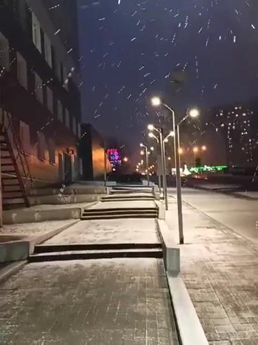 Heavy snow falls in Novosibirsk during April afternoon