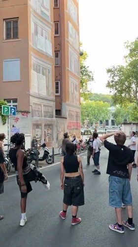Lyon street group meets in front of a trompe-l'œil mural