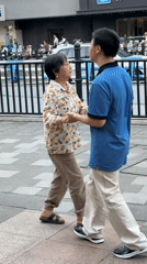 Morning social gathering: card games and dancing in Yuzhong District