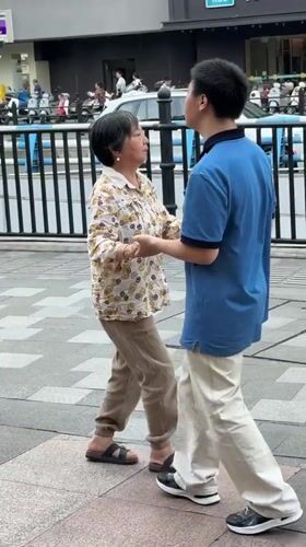 Morning social gathering: card games and dancing in Yuzhong District