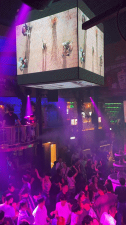 Seoul nightclub packed with young adults during evening hours