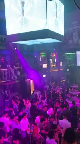 Seoul nightclub packed with young adults during evening hours