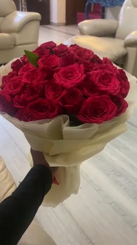 Person with red rose bouquet observed in Chennai