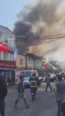 Residential fire engulfs row houses in Iquique, Chile