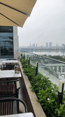 Rooftop restaurant moments captured in pre-dawn Đà Nẵng