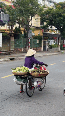 Evening street life and exercise activities in central Đà Nẵng