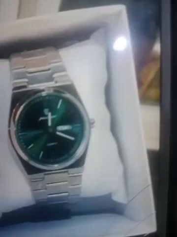 THE VIDEO SHOWS A SERIES OF CLOSE-UP IMAGES OF VARIOUS WRISTWATCHES. THE WATCHES FEATURE METAL BRACELETS OR LEATHER STRAPS AND HAVE DIFFERENT COLORED DIALS, INCLUDING BLUE, GREEN, BLACK, AND GOLD. SOME OF THE WATCHES ALSO DISPLAY THE DAY OF THE WEEK. THE IMAGES ARE SLIGHTLY BLURRED, BUT THE OVERALL DESIGN AND COLOR OF THE WATCHES ARE VISIBLE. ONE CLIP SHOWS MULTIPLE WATCHES BEING HELD IN A HAND, WHILE ANOTHER SHOWS A WATCH BEING WORN ON A WRIST.