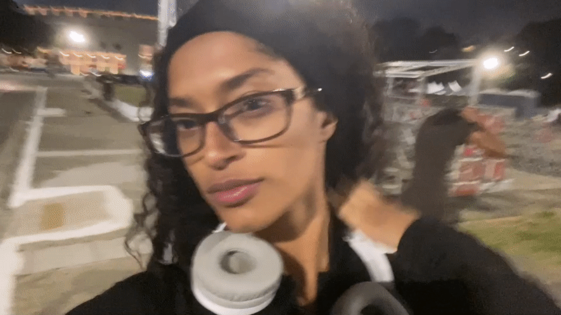 Evening fitness activities documented across São Paulo sidewalks