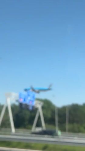 Aircraft descent observed from vehicle in Hoofddorp