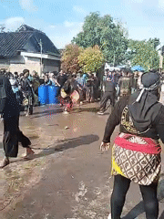 Traditional dance performance draws crowd in Mojodoyong, Indonesia