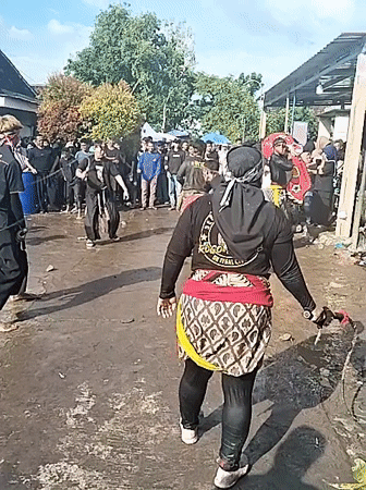 Traditional dance performance draws crowd in Mojodoyong, Indonesia