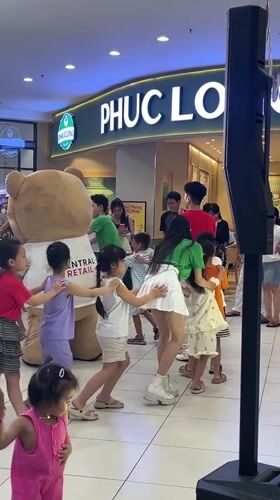 Bear mascots entertain families at Vietnam shopping mall