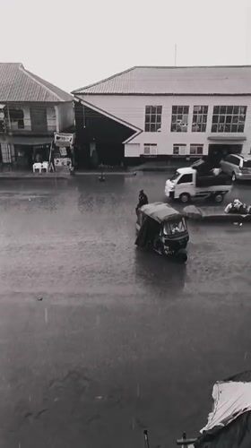 Heavy rains flood Bukuru streets as daily life continues