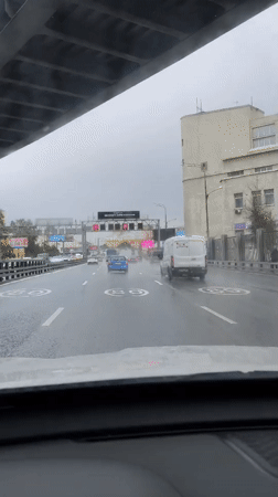 Morning rain creates wet driving conditions on Moscow highway