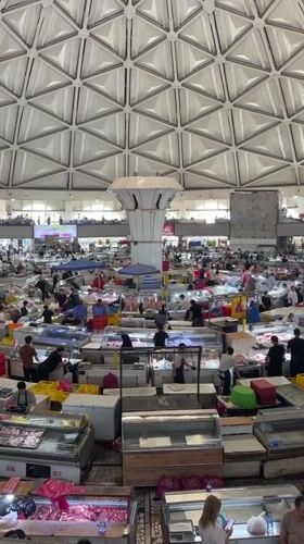 Morning market activity documented in Tashkent's indoor bazaar