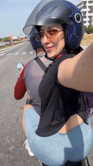Woman takes selfie on motorcycle ride in Đà Nẵng