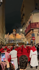 Religious procession with Virgin Mary float draws crowds in Málaga