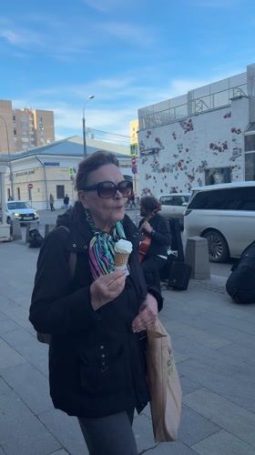 Moscow street life: busker, robots, coffee captured downtown
