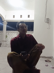 Casual afternoon downtime in a Mojopetung home