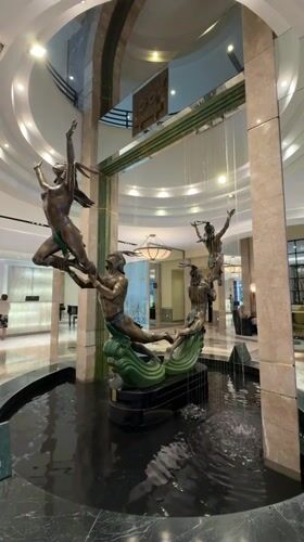 Witness documents Mexico City sculptures and architecture over four minutes