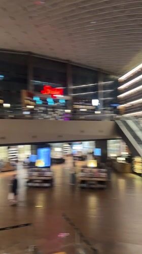 Visitor captures Starfield Library's curved bookshelves at Seoul COEX Mall
