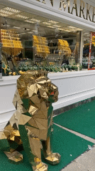 Golden lion statue guards jewelry store display in Çekmeköy