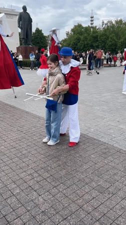 Street performers entertain crowds in Moscow public square