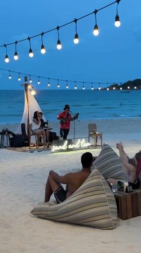 Evening beach concert draws crowd in Ban Haad Rin
