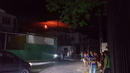 Building fire draws crowd of onlookers at night