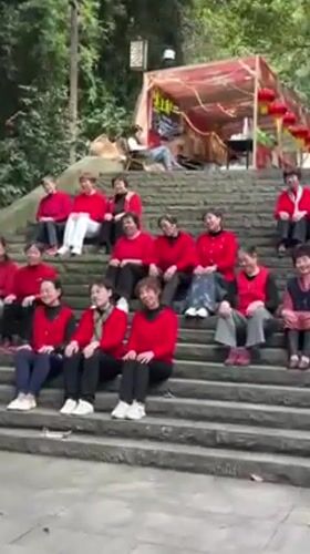 Morning social dining and gatherings observed across Chongqing parks