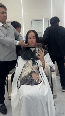Woman takes salon selfies during hair appointment in Nha Trang