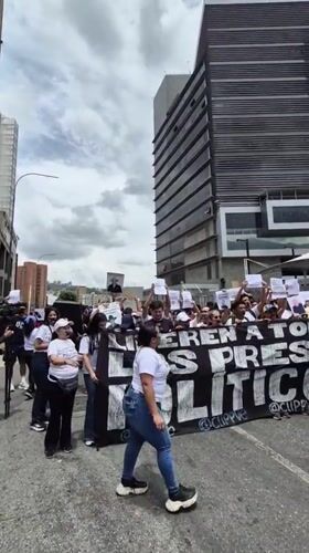 Protesters march in Caracas demanding release of political prisoners