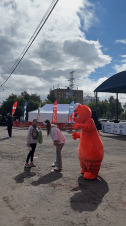 Orange cat mascot draws crowds at Green Marathon event in Izhevsk