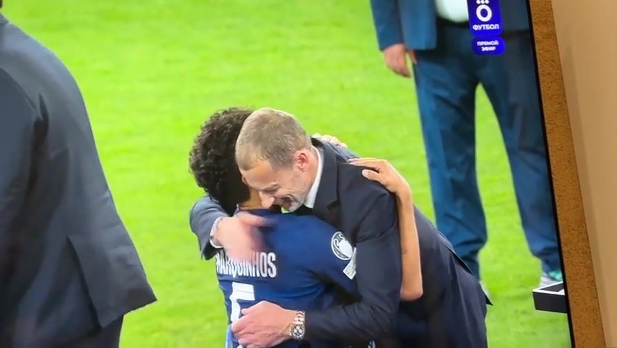 Votkinsk resident watches PSG-Arsenal match and celebration on TV