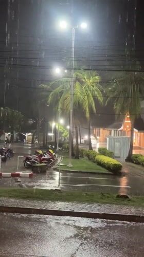 Evening Makro run on Koh Samui, with nightlife glimpses nearby.