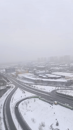 Heavy snowfall blankets Odintsovo, Russia in late April