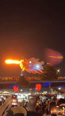 Dragon kite display with fireworks draws crowds in Đà Nẵng