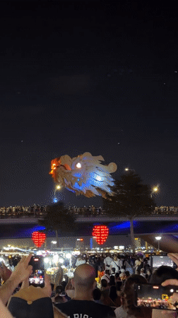 Dragon kite display with fireworks draws crowds in Đà Nẵng