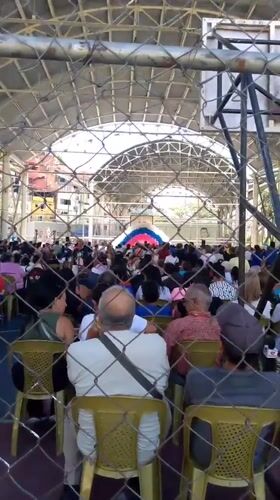 Large outdoor gathering draws hundreds in Caracas