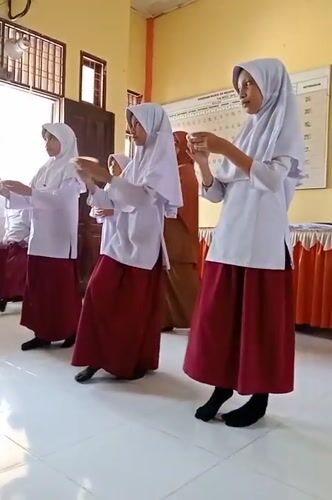 Students perform synchronized dance in Indonesian classroom