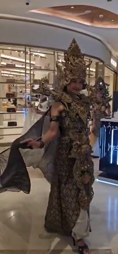 Traditional Balinese procession performs in Denpasar shopping mall
