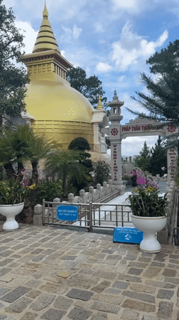 Early morning temple and garden tour documented in Da Lat