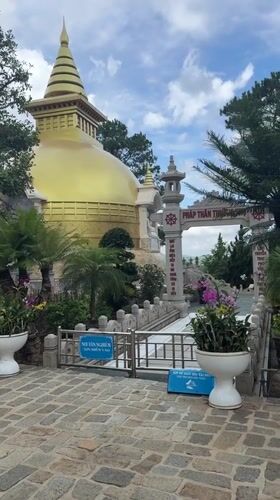 Early morning temple and garden tour documented in Da Lat