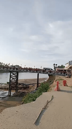 Heavy bridge traffic documented in Tingkeummanyang, Indonesia