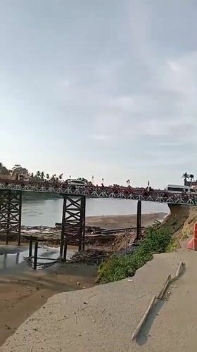 Heavy bridge traffic documented in Tingkeummanyang, Indonesia