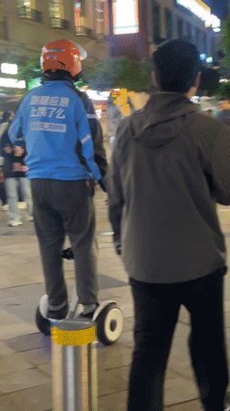 Evening street life captured in Chongqing's High-tech Zone
