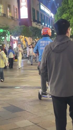 Evening street life captured in Chongqing's High-tech Zone