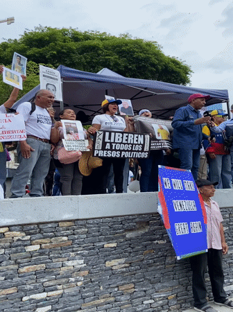Small protest in Caracas demands release of political prisoners