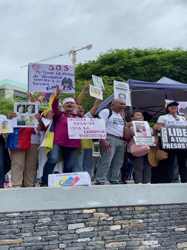 Small protest in Caracas demands release of political prisoners
