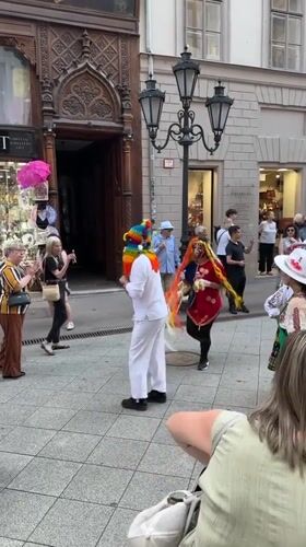 Andean street performers and city life across central Budapest